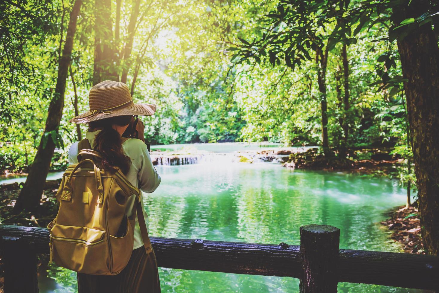 la fille voyage prend une photo du parc national de la cascade than bok thoni. lac, forêt de mangrove. nature de voyage. voyage se détendre. voyage en thaïlande, sac à dos, style, forêt, été.