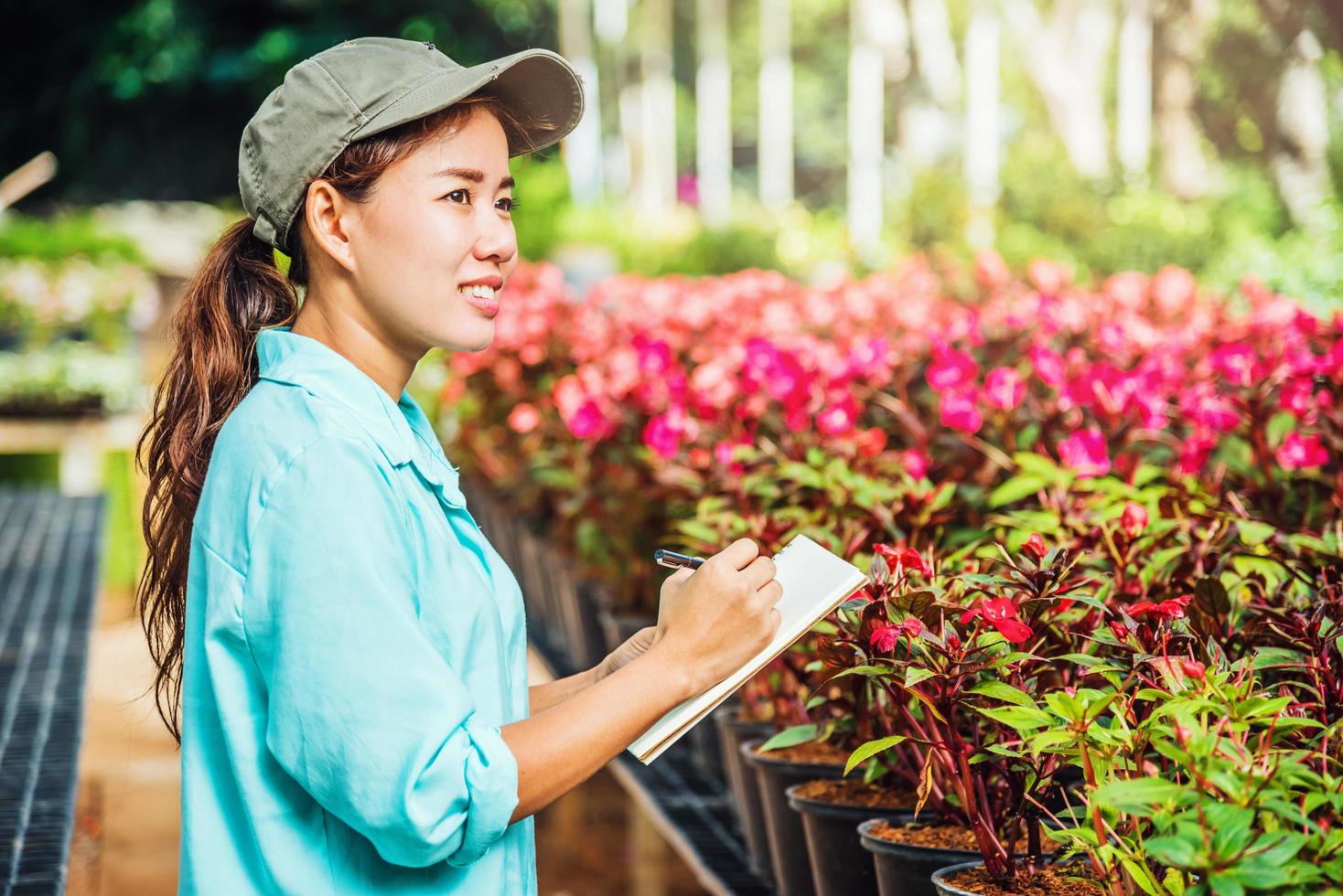 la fille étudie et a une formation dans les agriculteurs de la nature photo