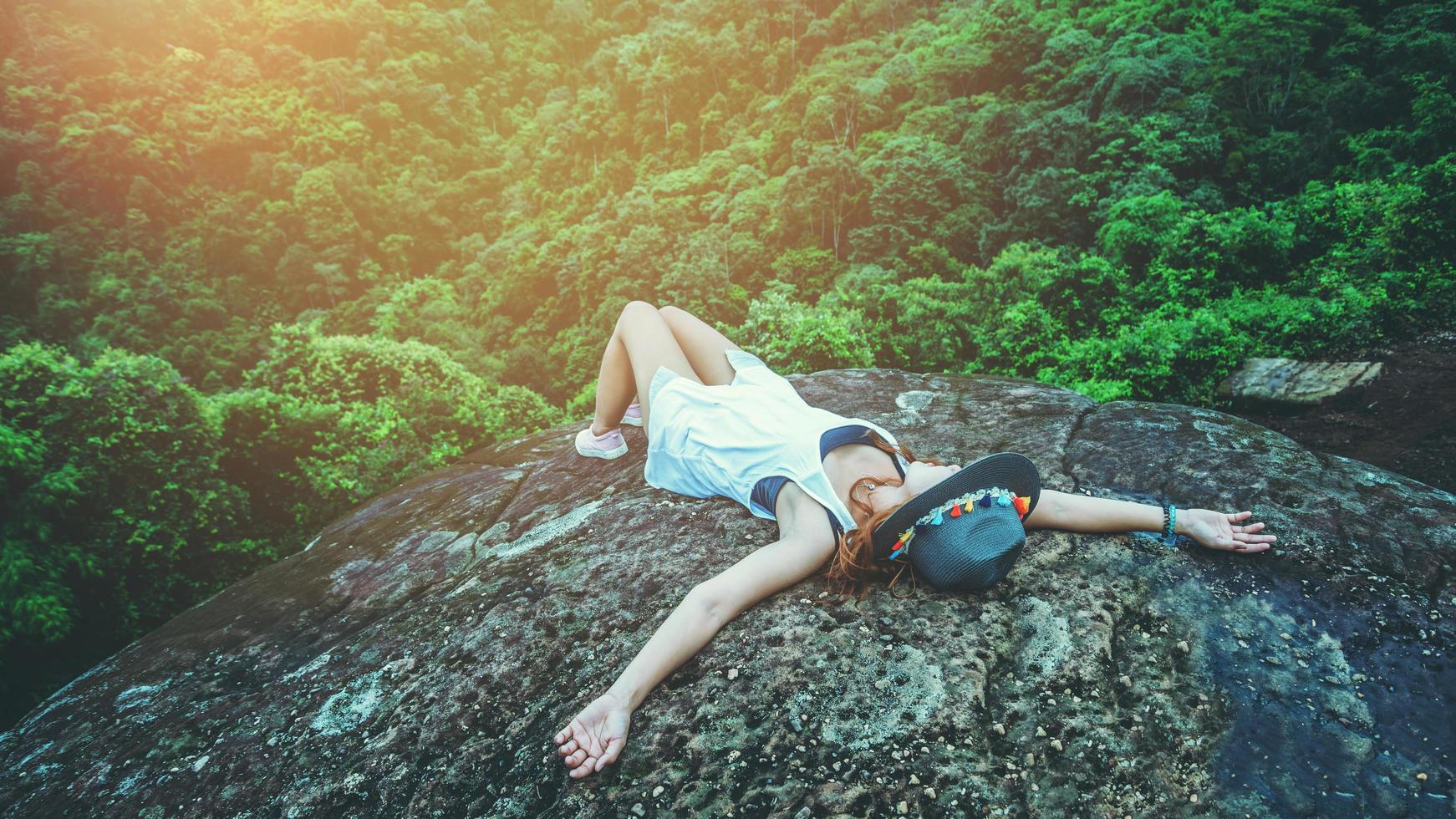 les femmes asiatiques voyagent dans la nature. voyage se détendre. dormir se détendre sur les rochers de la falaise. Thaïlande photo