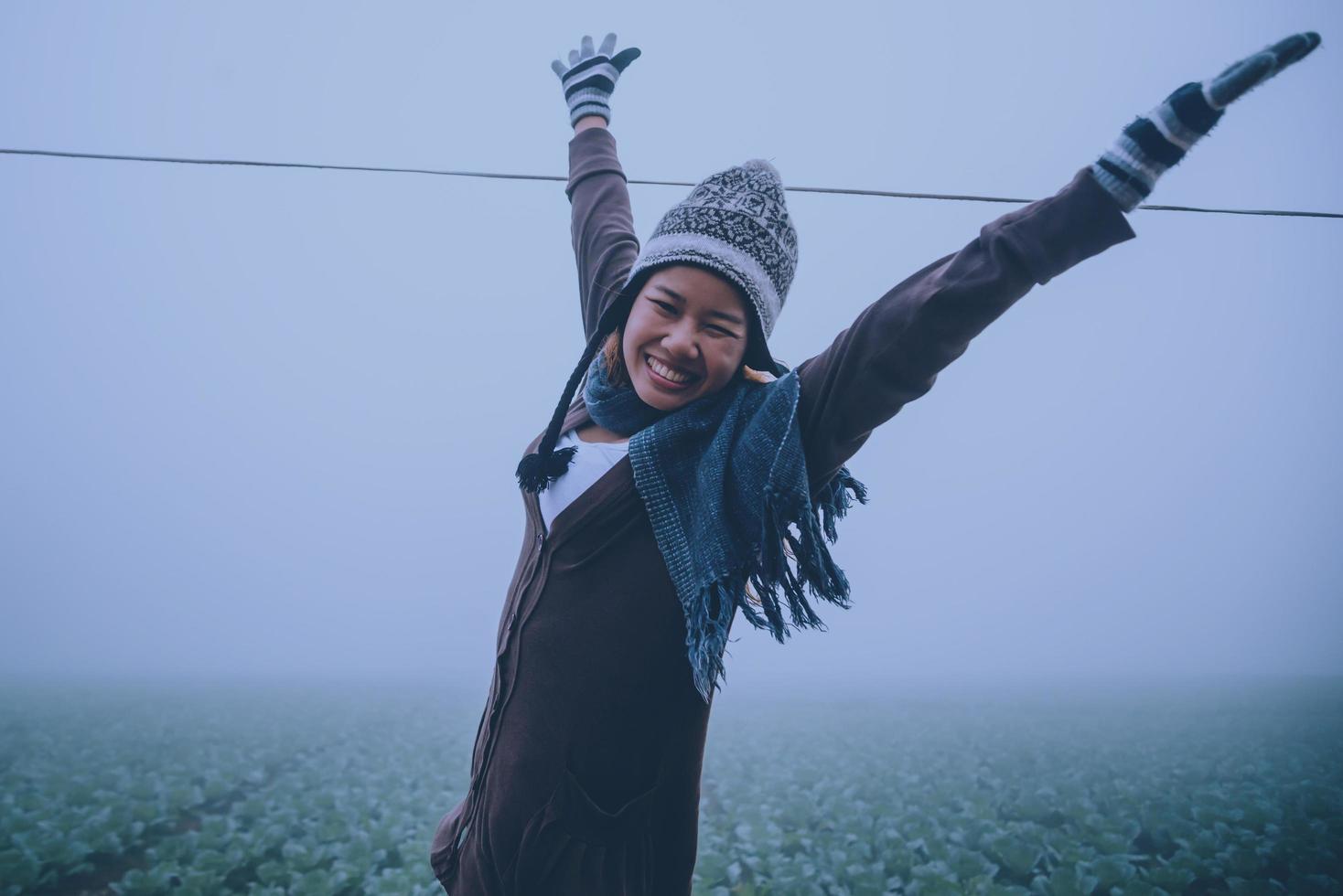 les femmes asiatiques se détendent pendant les vacances. heureux de voyager pendant les vacances. pendant l'hiver brumeux photo