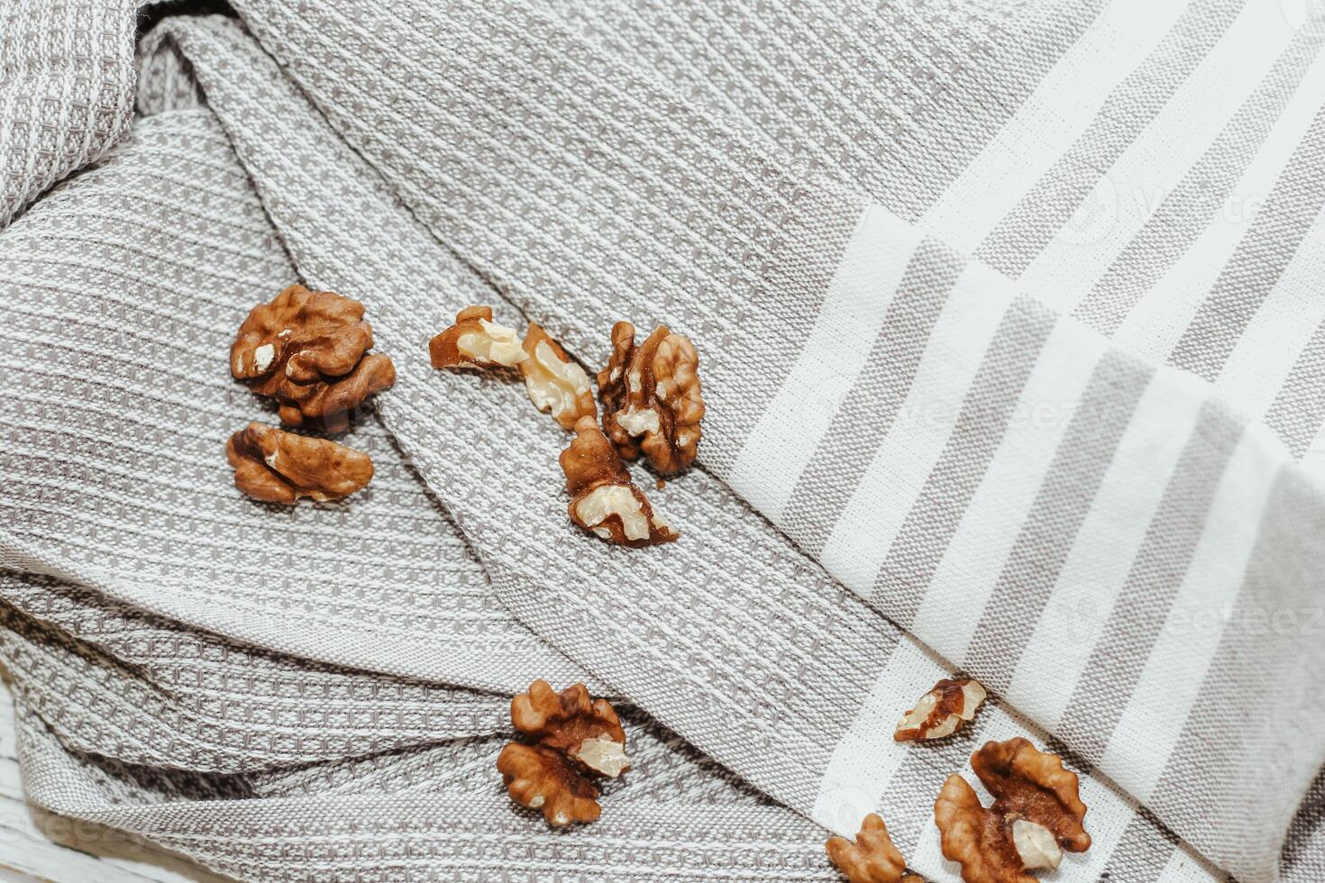 Frais égrené noix sur table avec cuisine serviette. photo