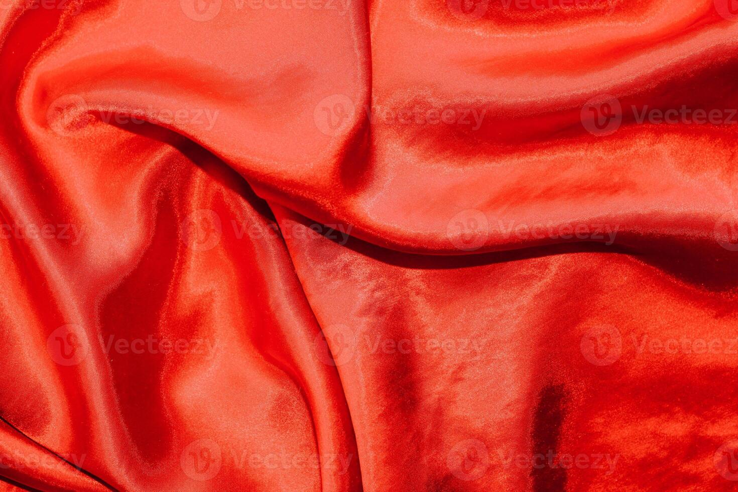 rouge brillant texture de soie satin satin avec plis. photo