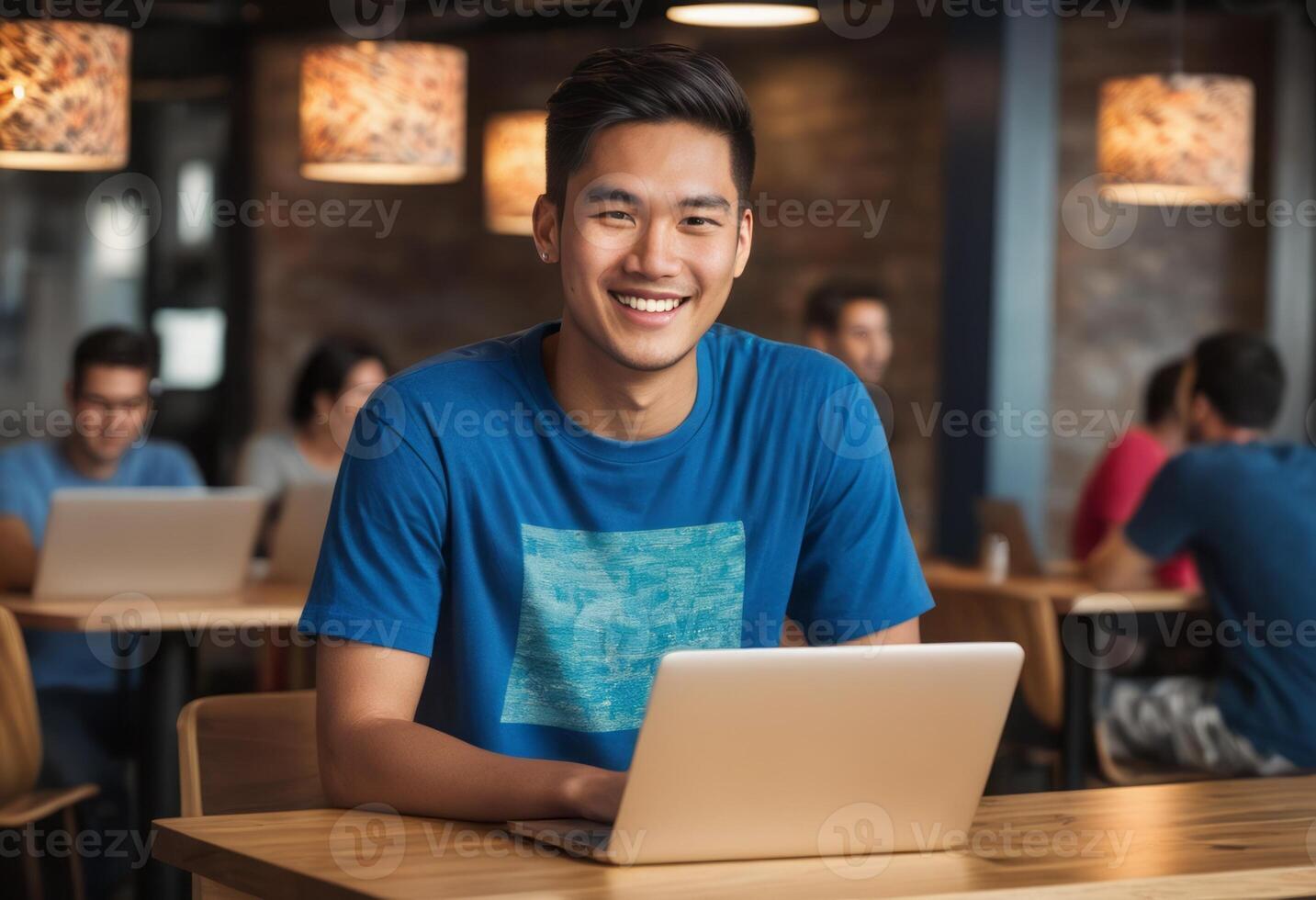 ai généré une de bonne humeur homme dans une bleu T-shirt travaux sur le sien portable dans une café. le sien détendu posture et amical comportement vitrine une confortable éloigné travail paramètre. photo