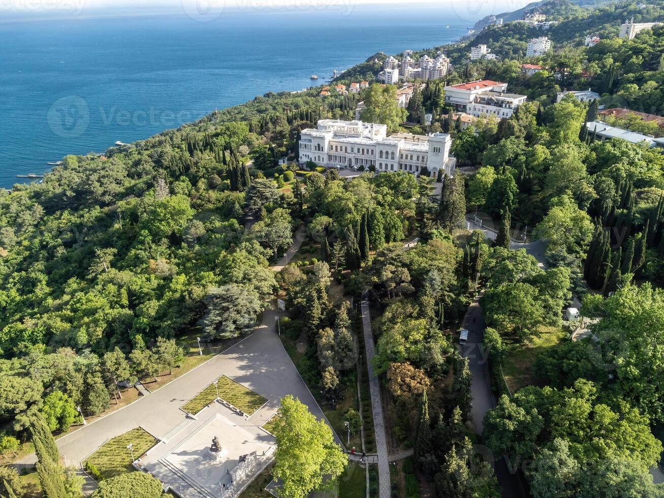 aérien vue de Livadia palais - situé sur le rivages de le noir mer dans le village de Livadia dans le yalta Région de Crimée. Livadia palais a été une été battre en retraite de le dernier russe tsar Nicolas ii photo