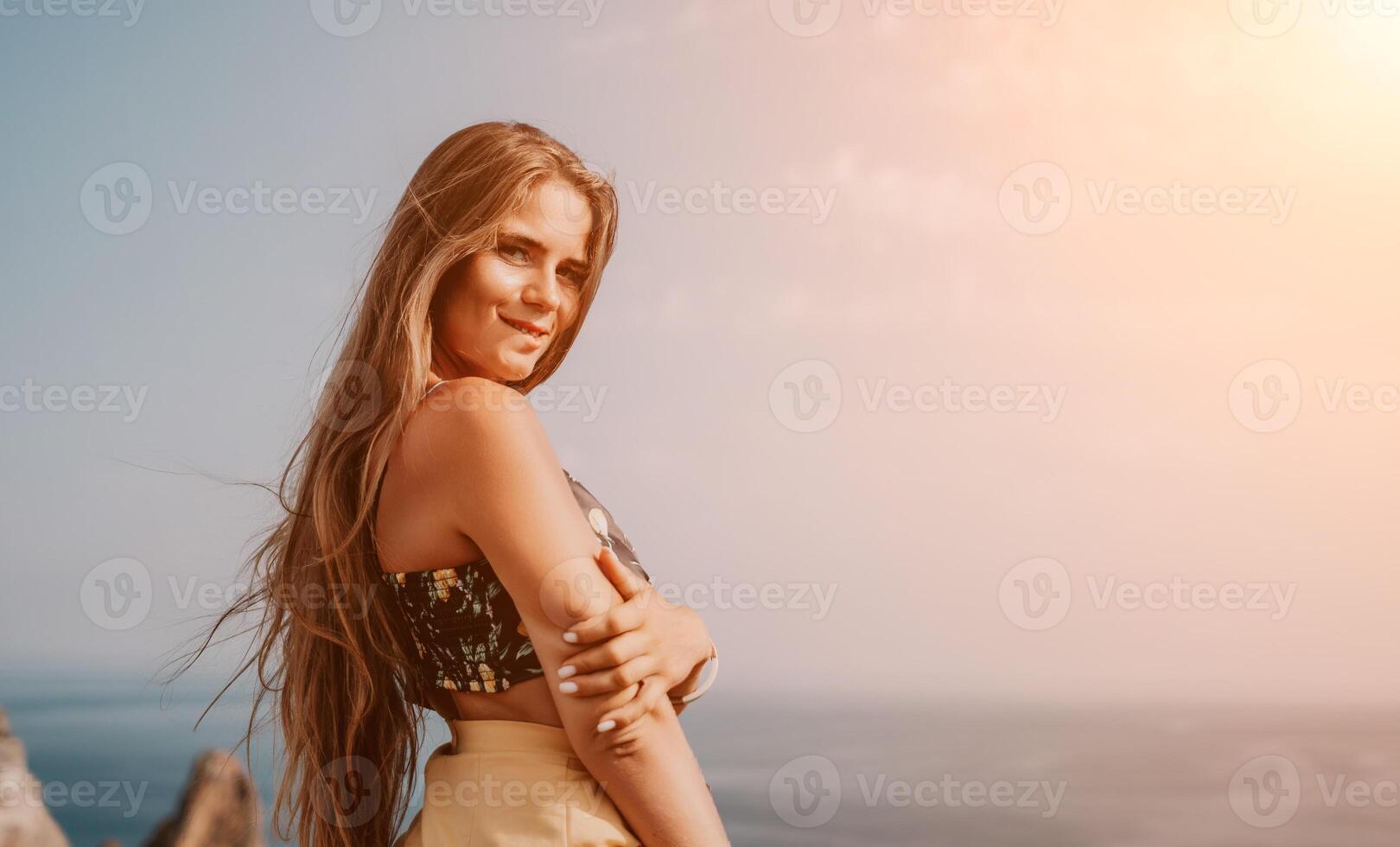 femme Voyage mer. content touristique prise image en plein air pour souvenirs. femme voyageur regards à le bord de le falaise sur le mer baie de montagnes, partage Voyage aventure périple photo