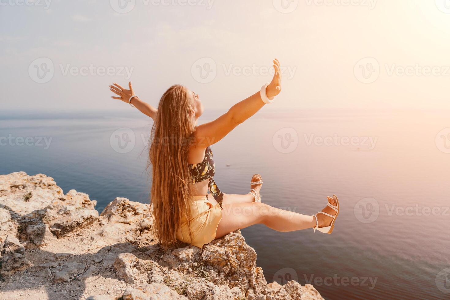 femme Voyage mer. content touristique prendre plaisir prise image en plein air pour souvenirs. femme voyageur regards à le bord de le falaise sur le mer baie de montagnes, partage Voyage aventure périple photo