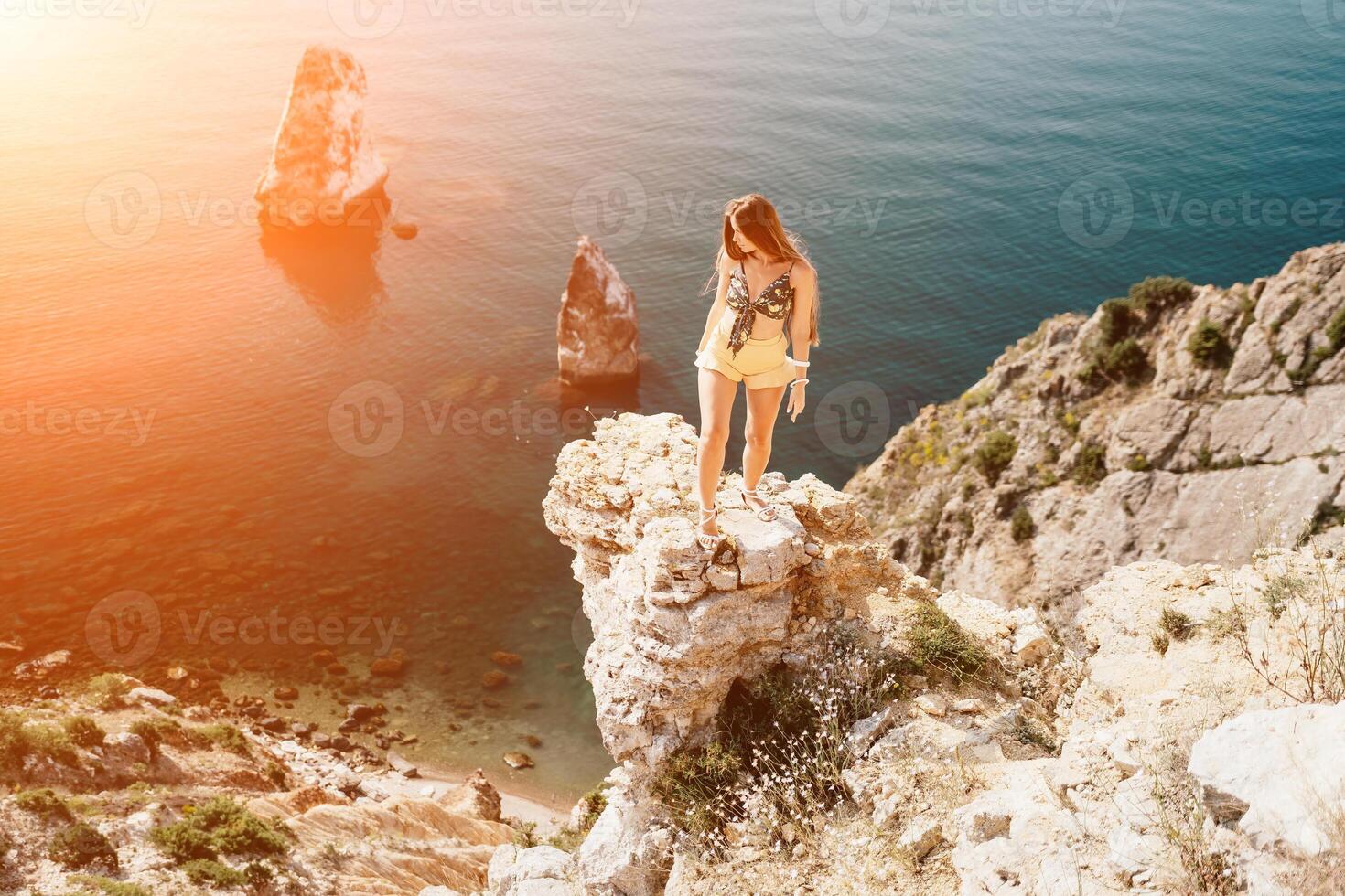 femme Voyage mer. content touristique prendre plaisir prise image en plein air pour souvenirs. femme voyageur regards à le bord de le falaise sur le mer baie de montagnes, partage Voyage aventure périple photo