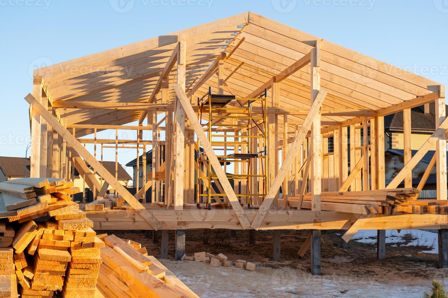 construction de une en bois Cadre maison - Cadre de le fondation, des murs, toit sur échasses est une construction placer, le processus de bâtiment une Cadre photo