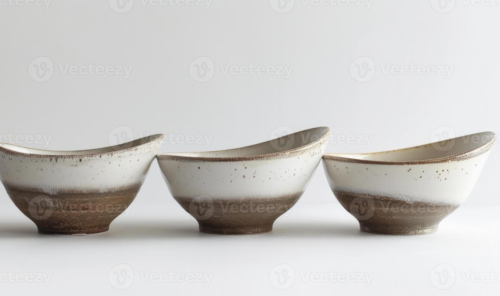 ai généré une ensemble de Trois blanc et marron glaçage Fait main céramique boules photo