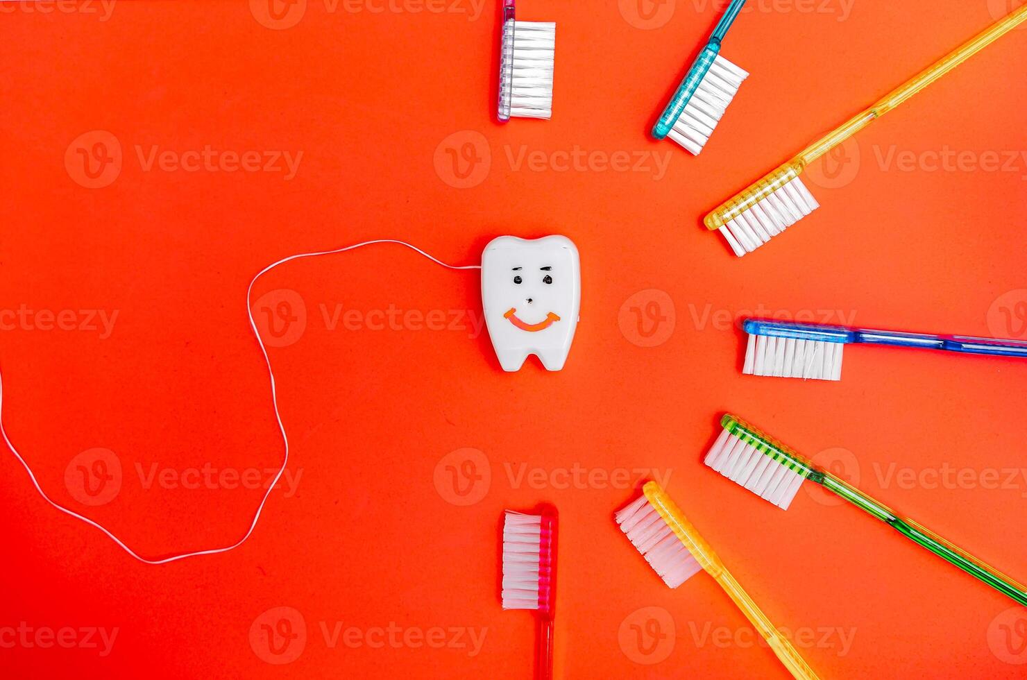 coloré dent brosses autour jouet souriant dent. dentaire concept. photo