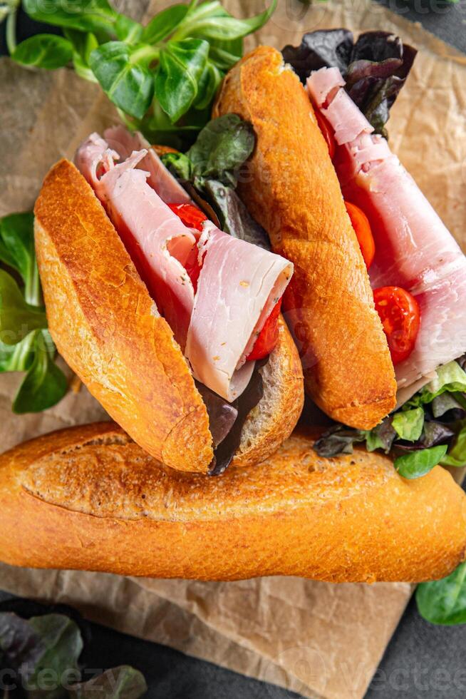 sandwich jambon, tomate, vert salade en bonne santé en mangeant cuisine apéritif repas nourriture casse-croûte sur le table copie espace nourriture Contexte rustique Haut vue photo