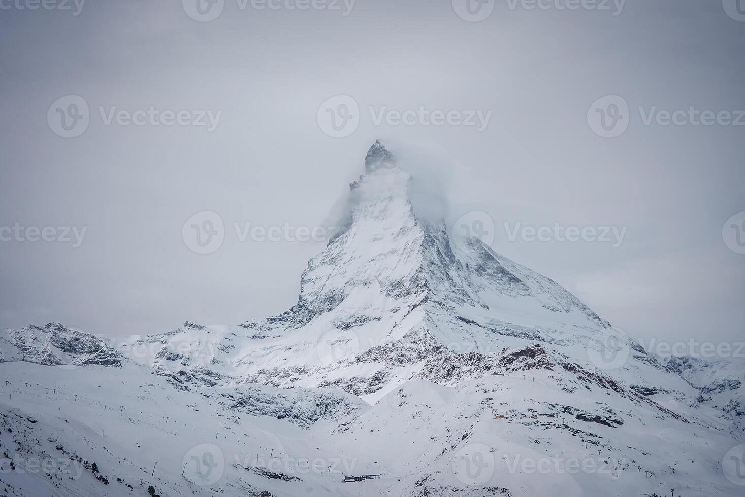 majestueux Matterhorn dans hiver, des nuages et neige, près zermatt, Suisse Alpes photo