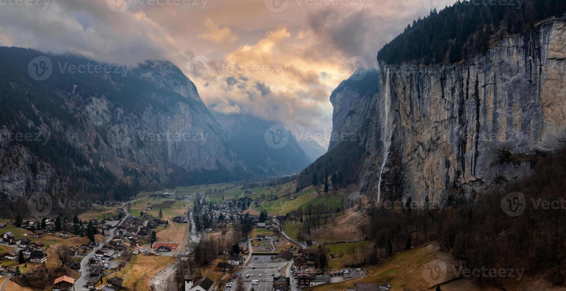 magnifique aérien vue de le Staubbach chutes dans Suisse. magique panoramique aérien voir. photo