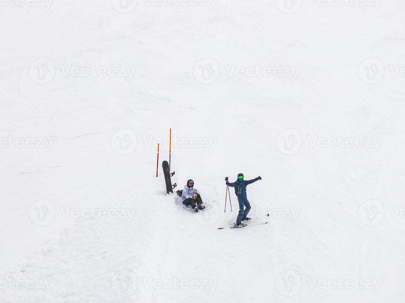 aérien la perspective de skieurs sur une neigeux pente dans zermatt, Suisse. photo