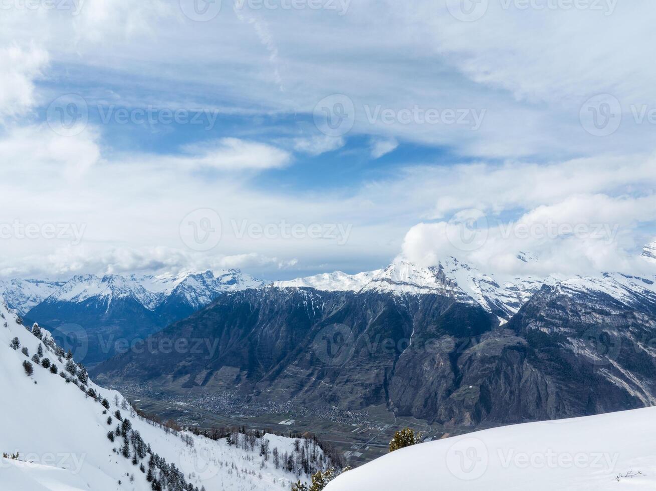 aérien vue de neigeux verbier, Suisse avec alpin pics dans hiver photo