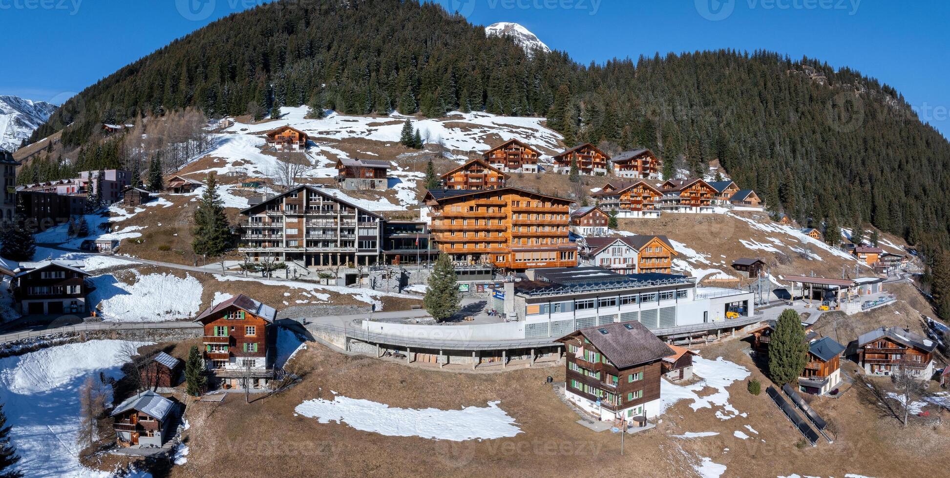 aérien vue de Murren, Suisse alpin village parmi neigeux montagnes photo