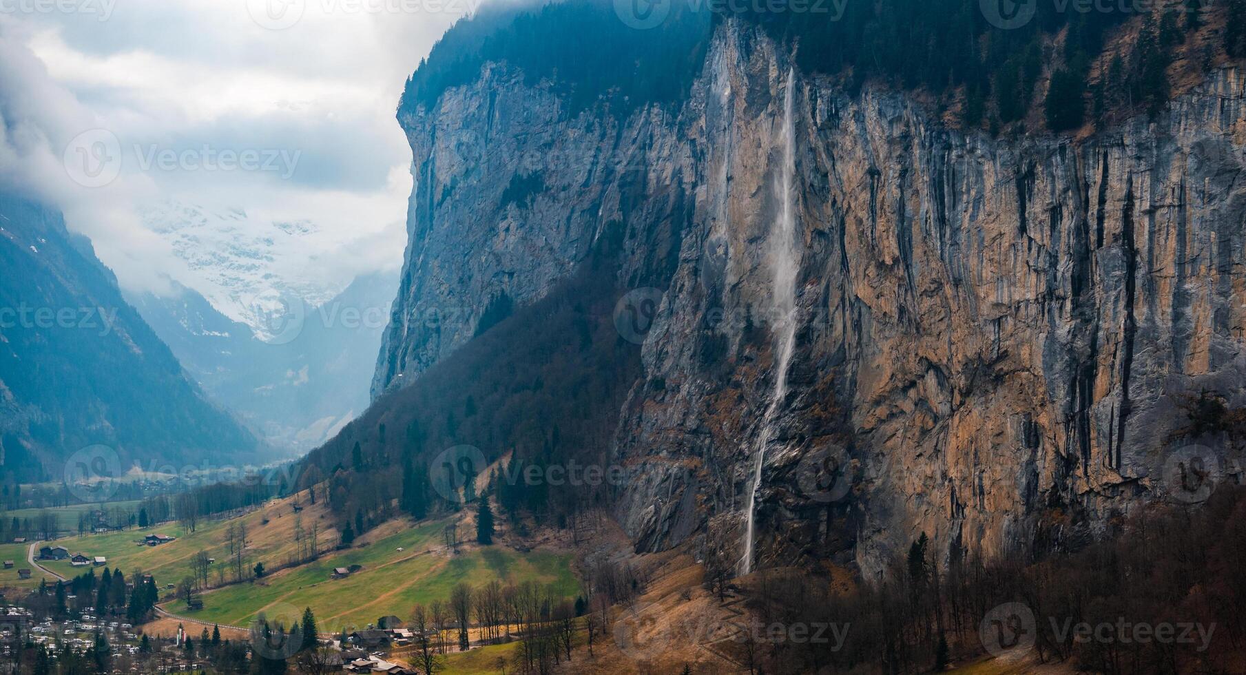 aérien vue de Murren, Suisse falaise ville dans luxuriant vallée et Alpes photo