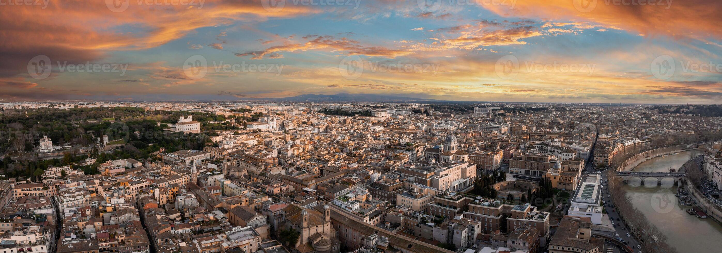aérien vue de Rome à crépuscule d'or heure paysage urbain avec rivière Tibre photo