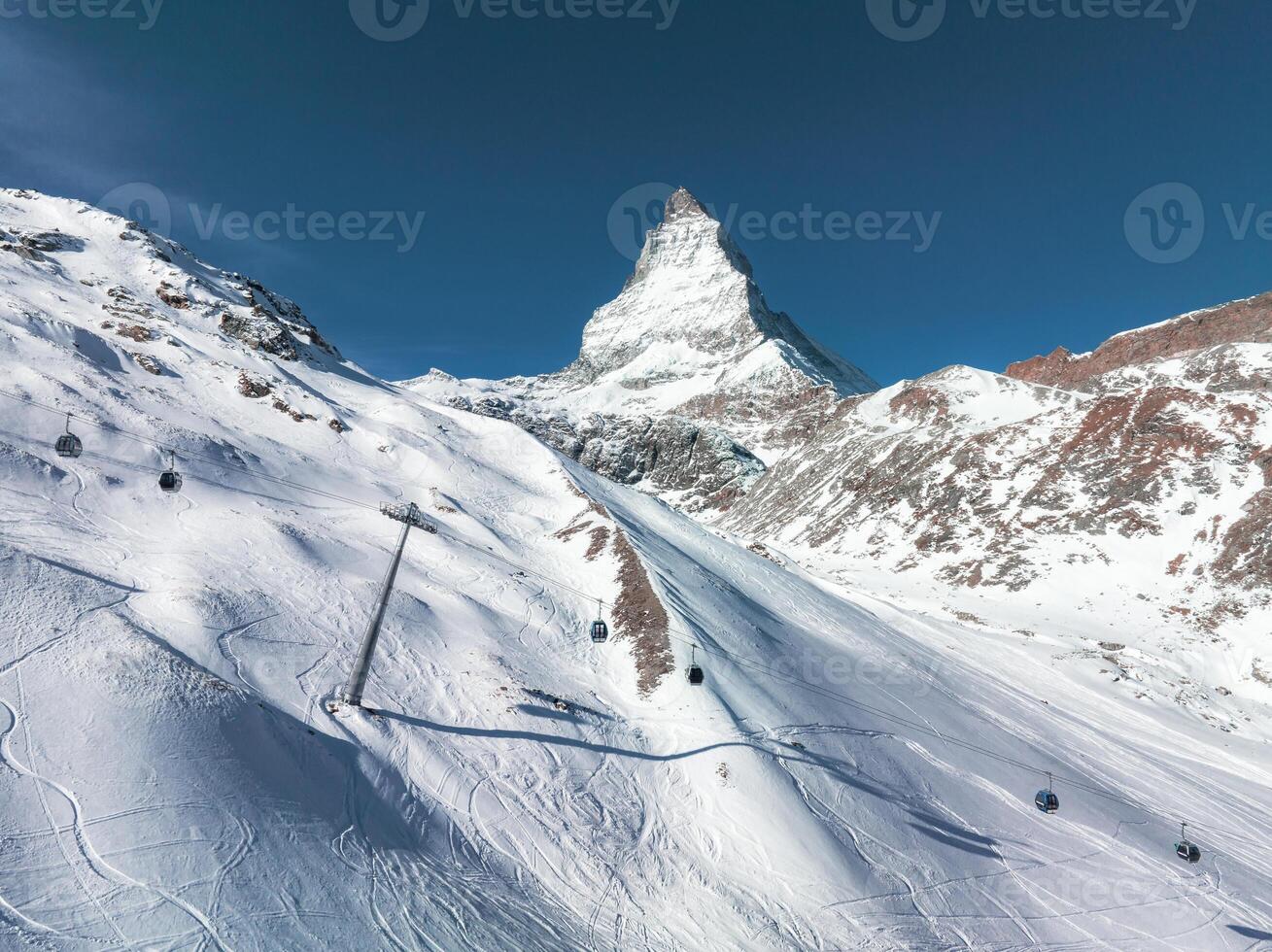 aérien vue de neigeux Zermatt ski recours et Cervin, Suisse photo