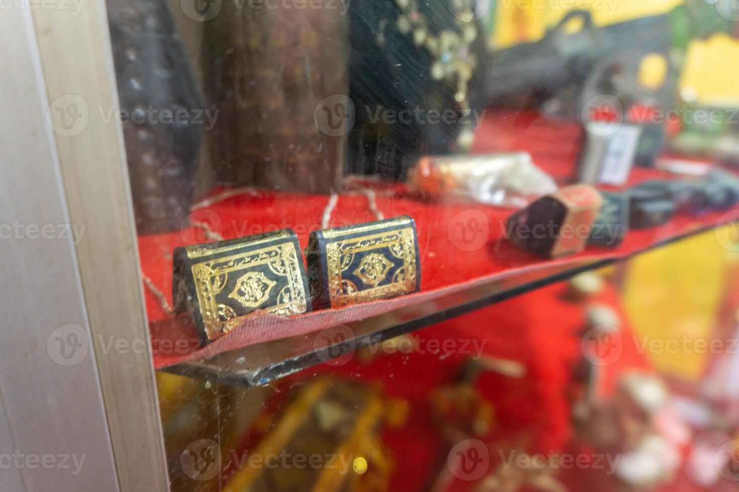une une petit Taille de Coran. saint livre de coran avec arabe calligraphie. petit coran affiché à le musée dans aceh culturel la semaine dans banda ah, Indonésie. photo