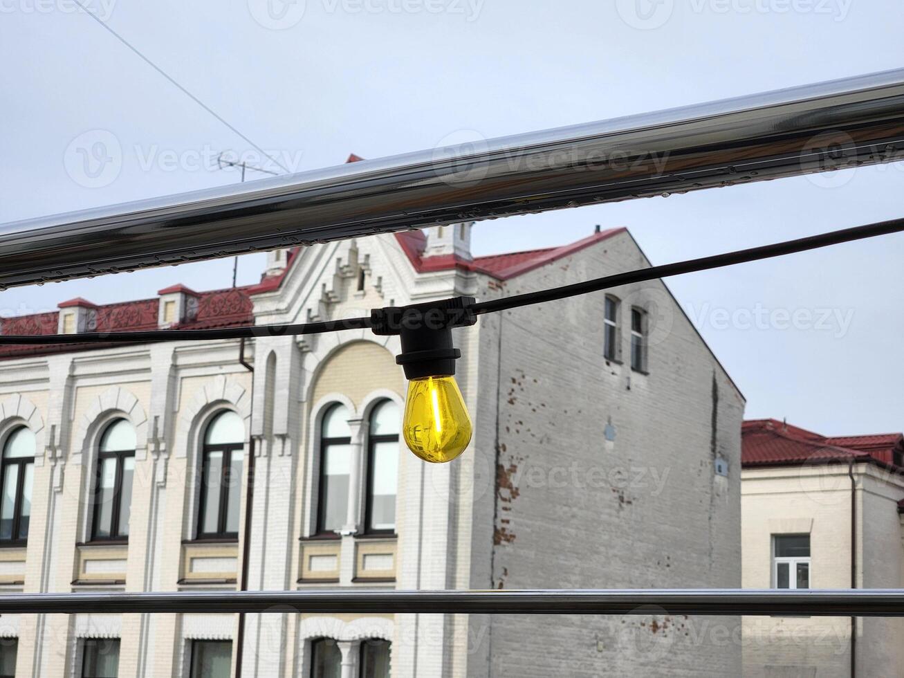 lumière ampoule contre le Contexte de le ville. lumière ampoule sur le rue photo