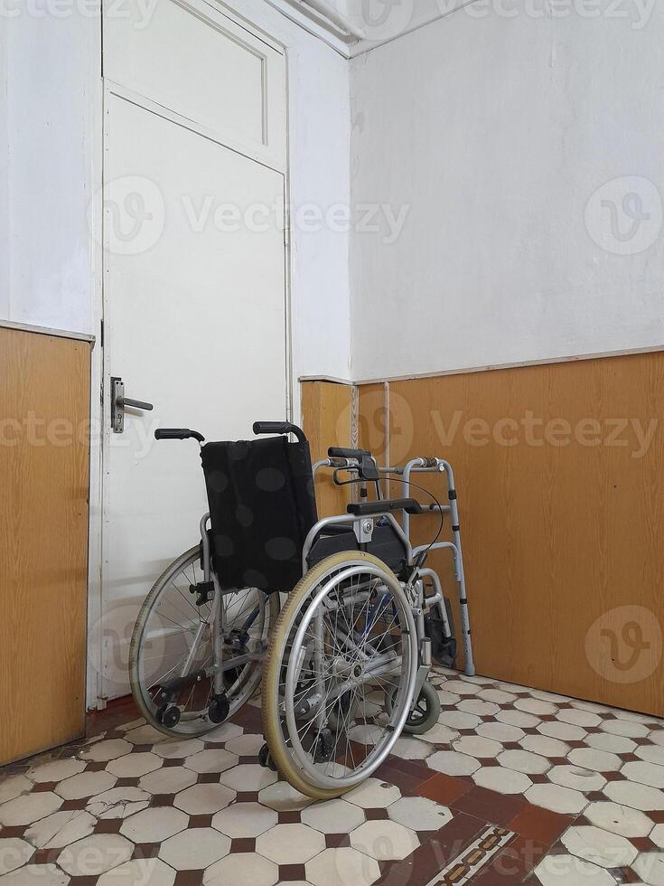 fauteuil roulant. fauteuil roulant dans une hôpital intérieur. vieux hôpital photo