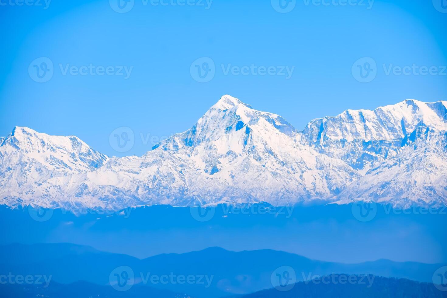 très haut sommet du nainital, inde, la chaîne de montagnes visible sur cette photo est la chaîne de l'himalaya, beauté de la montagne à nainital dans l'uttarakhand, inde