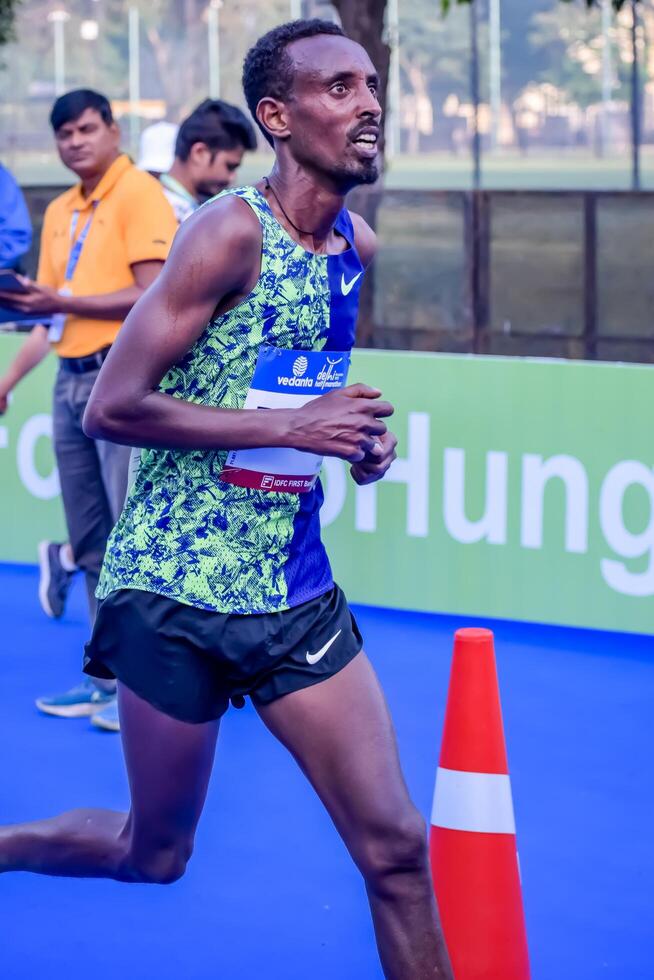 Nouveau Delhi, Inde - octobre 15 2023 - védanta delhi moitié marathon course après convoitise dans lequel marathon les participants à propos à traverser le terminer doubler, delhi moitié marathon 2023 photo