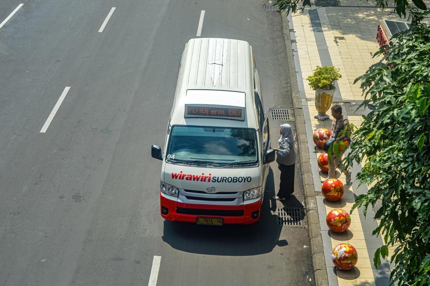 Publique transport dans le ville de surabaya est appelé wira Wiri mangeoire, Indonésie, 2 Mars 2024. photo