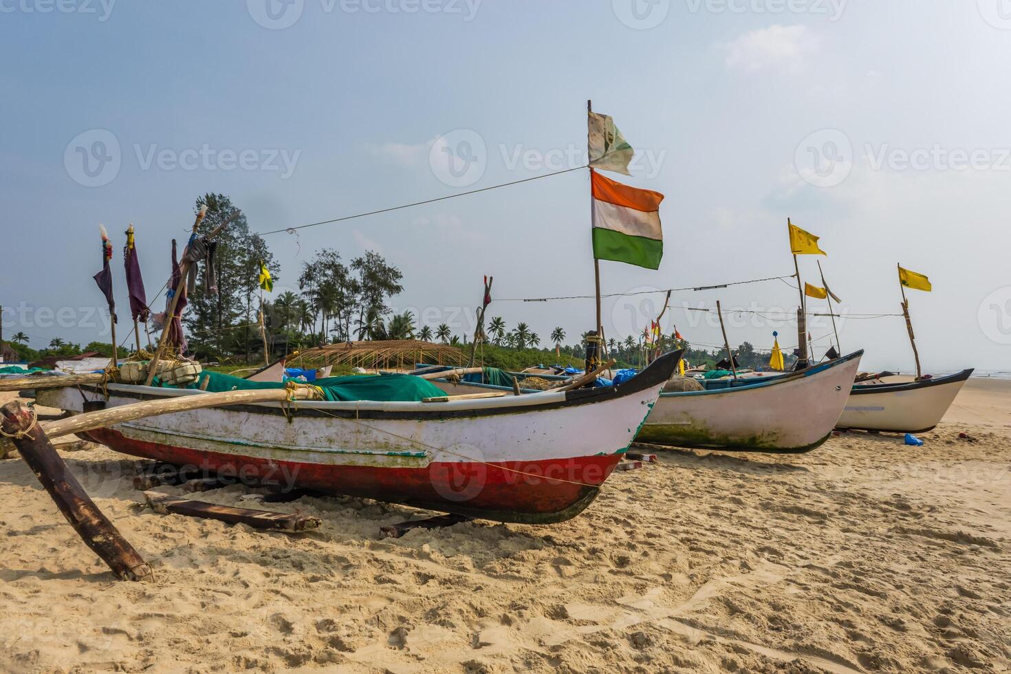 vieux pêche bateaux dans le sable sur océan dans Inde sur bleu ciel Contexte photo