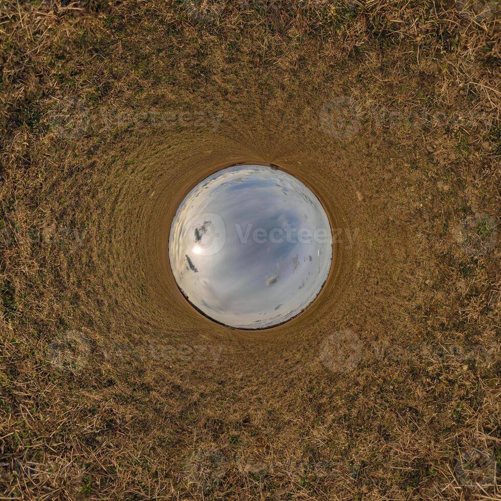 bleu trou sphère peu planète à l'intérieur le sable ou sec herbe rond Cadre Contexte photo