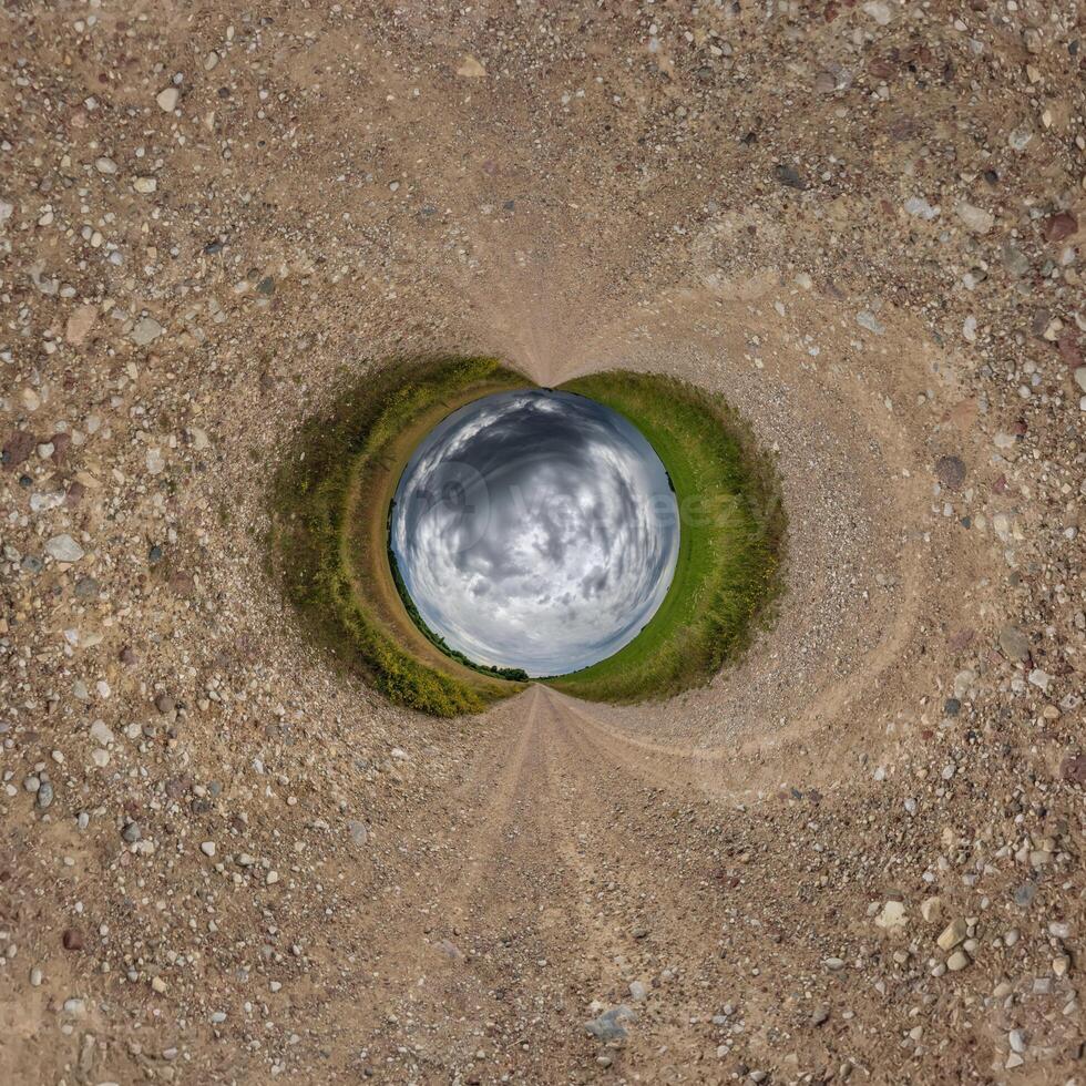 bleu trou sphère peu planète à l'intérieur le sable ou sec herbe rond Cadre Contexte photo