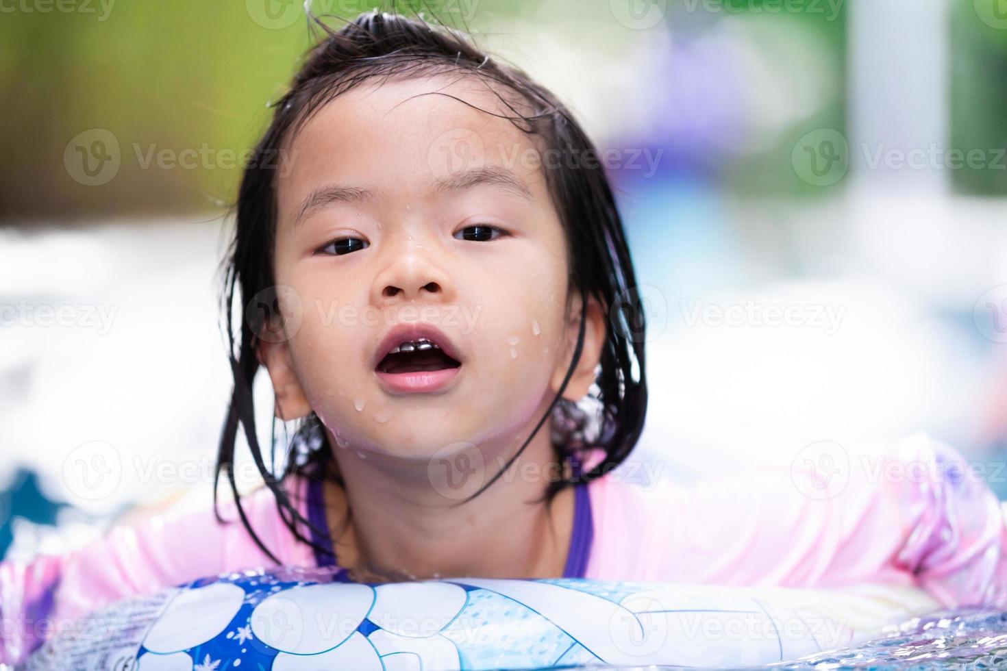 Une petite fille est l'application de maquillage aqua le visage du garçon  de 5 ans qui est assise sur un banc dans un parc Photo Stock - Alamy