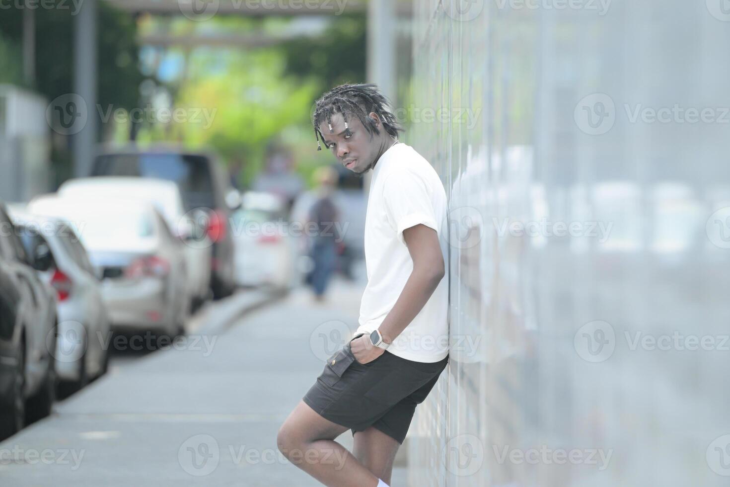 une Jeune homme avec le sien coiffure et le atmosphère de vivant dans le communauté. photo