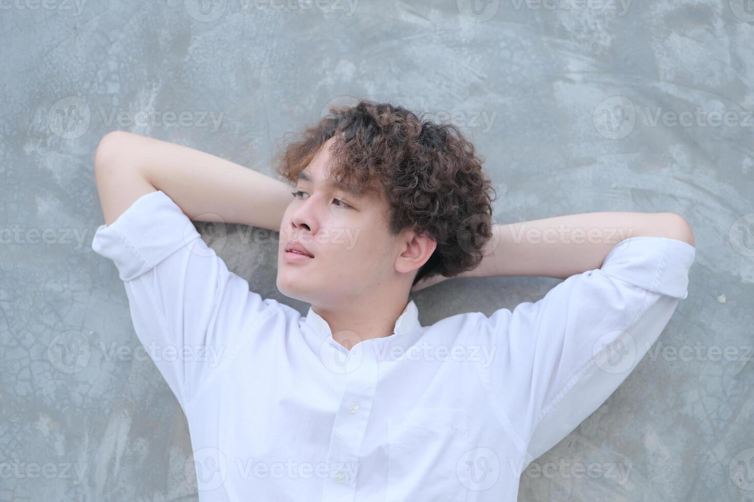 une Jeune homme avec le sien coiffure et le atmosphère de vivant dans le communauté. photo