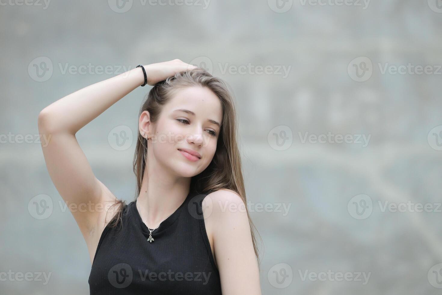 une Jeune femme avec le sien coiffure et le atmosphère de vivant dans le communauté. photo