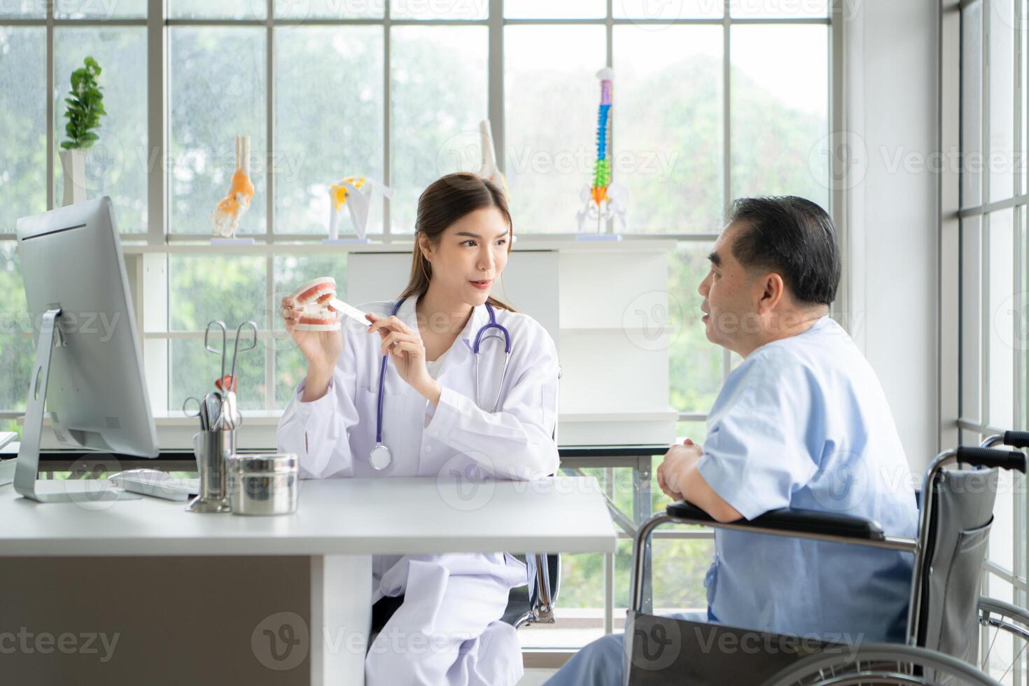 une dentiste explique une situation impliquant oral et dentaire thérapie à une patient. photo