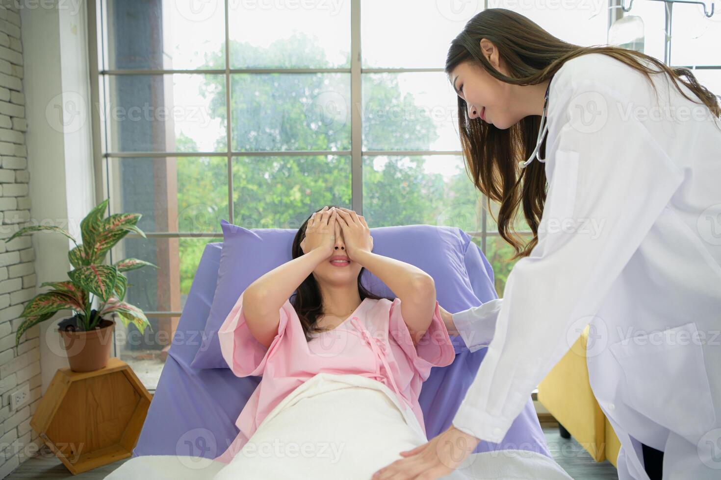 femelle médecin avec iv équipement volonté donner iv fluides et examiner les patients mensonge dans hôpital des lits photo