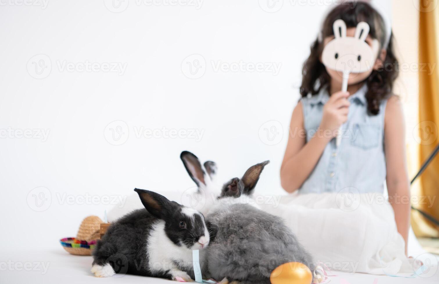 Pâques lapin amusement avec peu les enfants le beauté de relation amicale entre humains et animaux photo