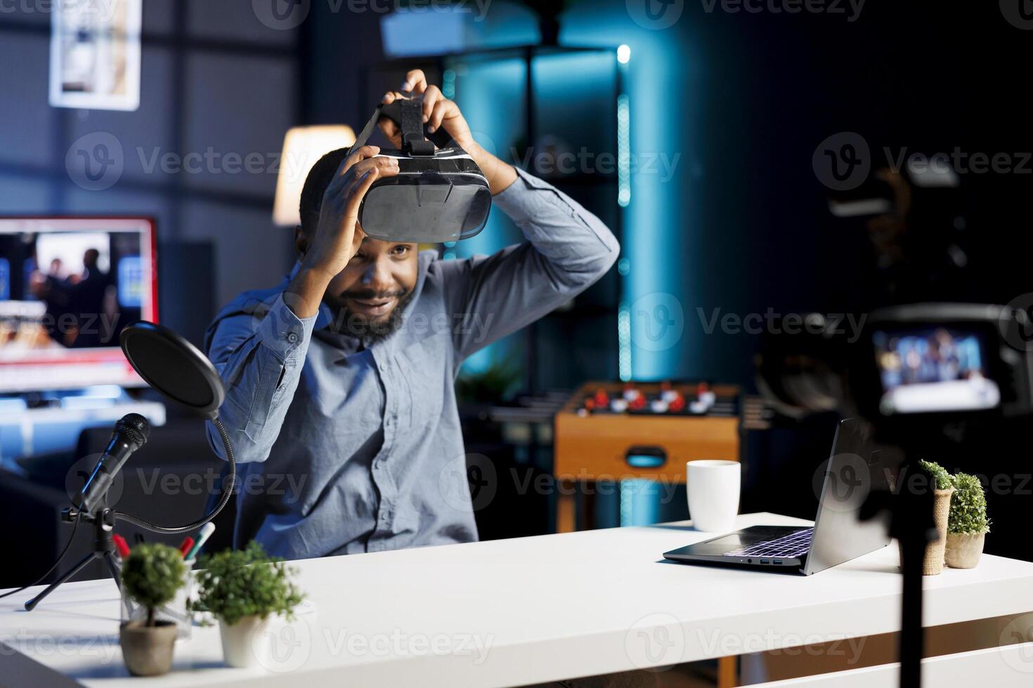 souriant technologie contenu créateur tournage La technologie la revue de nouvellement libéré vr lunettes, en essayant leur sur et en présentant Caractéristiques à public. médias étoile montrant virtuel réalité dispositif à les abonnés photo