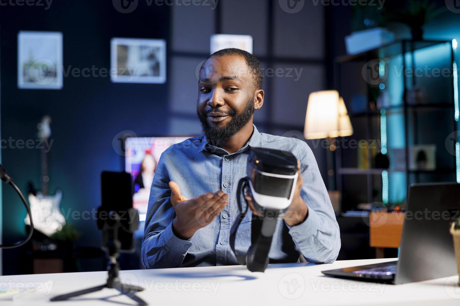 technologie contenu créateur tournage La technologie la revue de nouvellement lancé futuriste vr lunettes, en essayant leur et donnant le sien impressions à public. l'Internet étoile sondage virtuel réalité dispositif photo