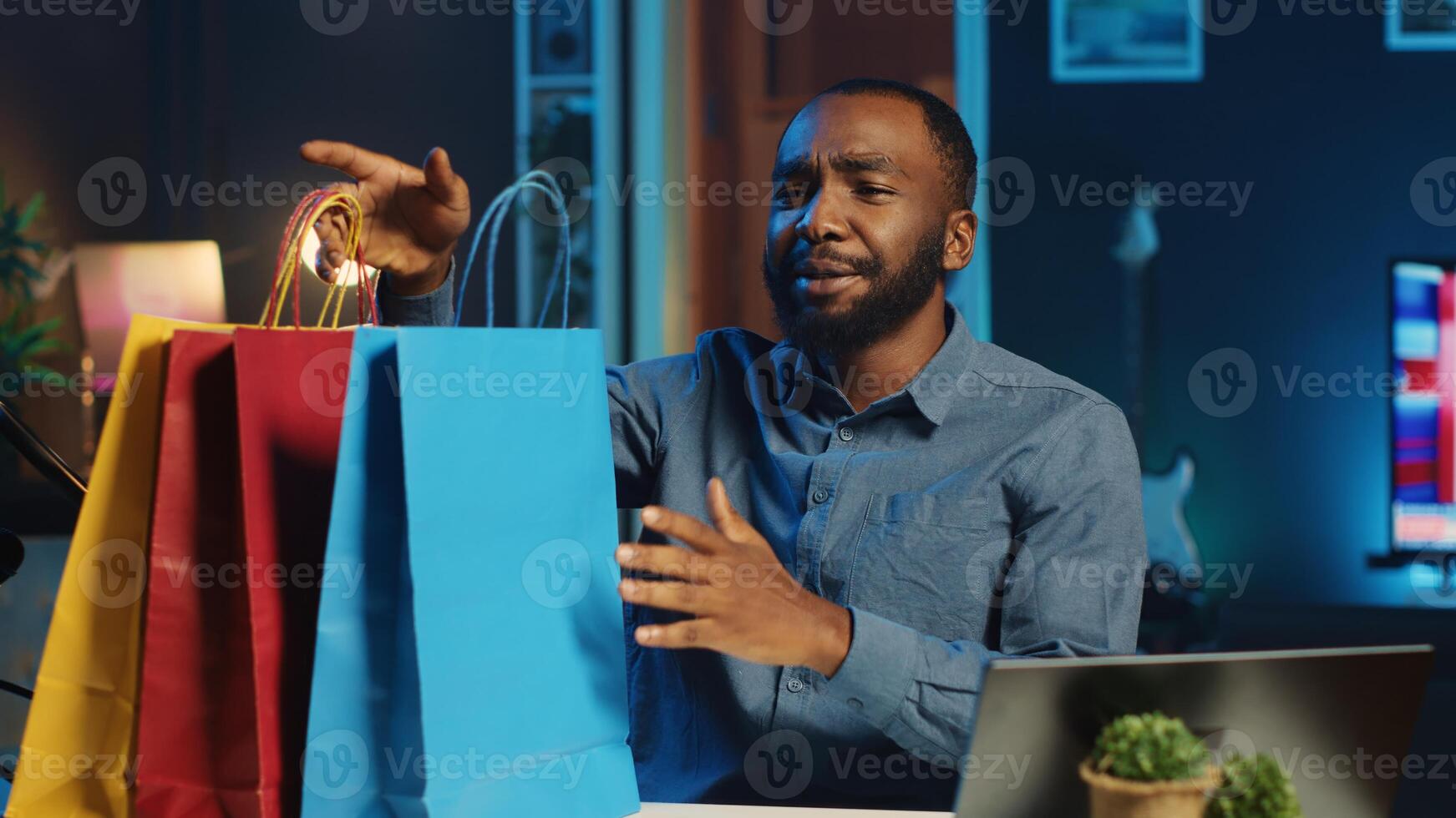 contenu créateur en portant coloré achats Sacs dans main, tournage transporter vidéo dans personnel Accueil studio. mode influenceur déballage vêtements il acheté, révision Vêtements magasins marchandise photo