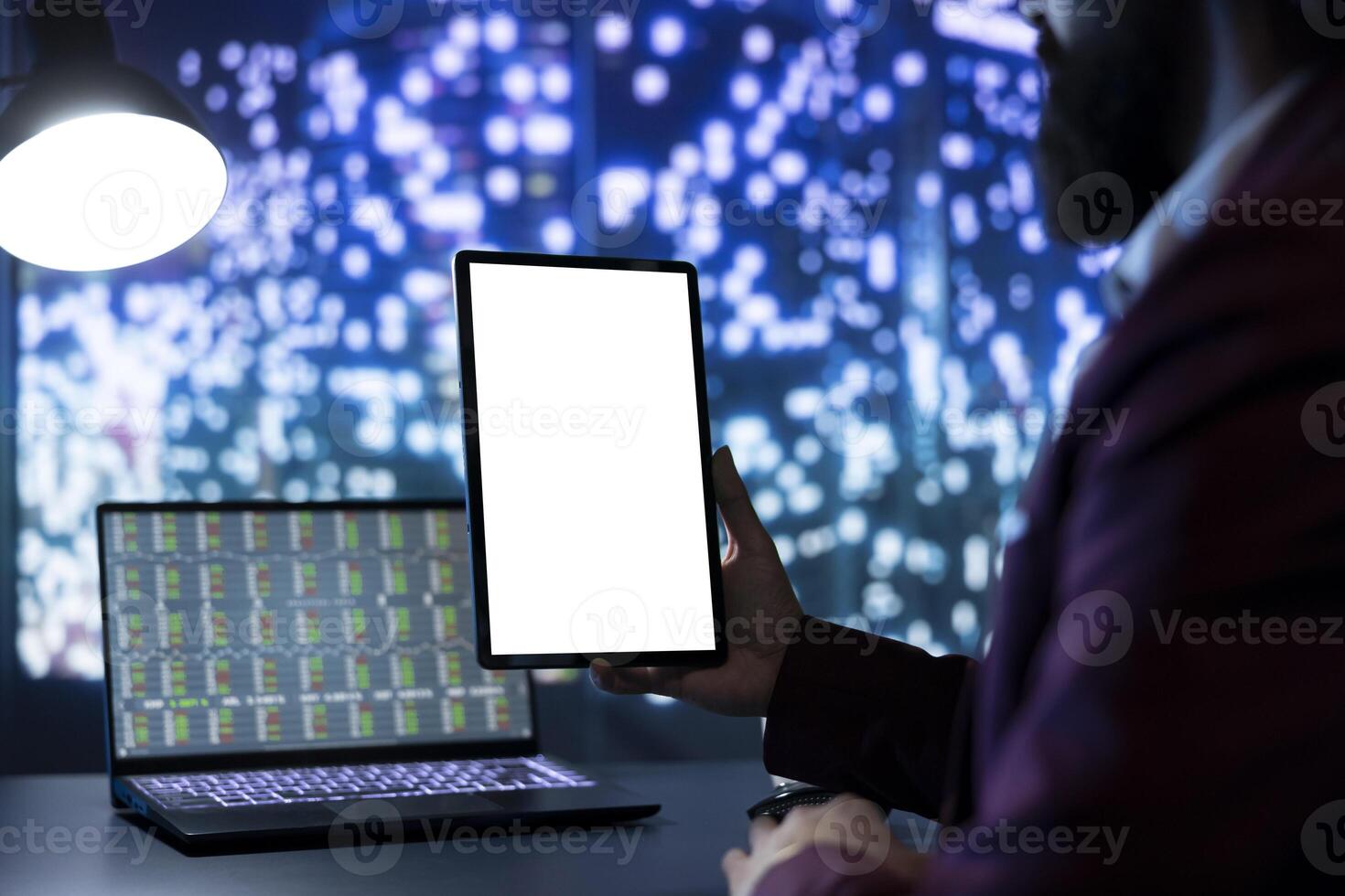 homme d'affaire à la recherche à blanc écran sur numérique dispositif dans le sien bureau, Suivant Stock marché les tendances. influent milliardaire en portant tablette avec isolé Vide afficher, chromakey maquette modèle. photo