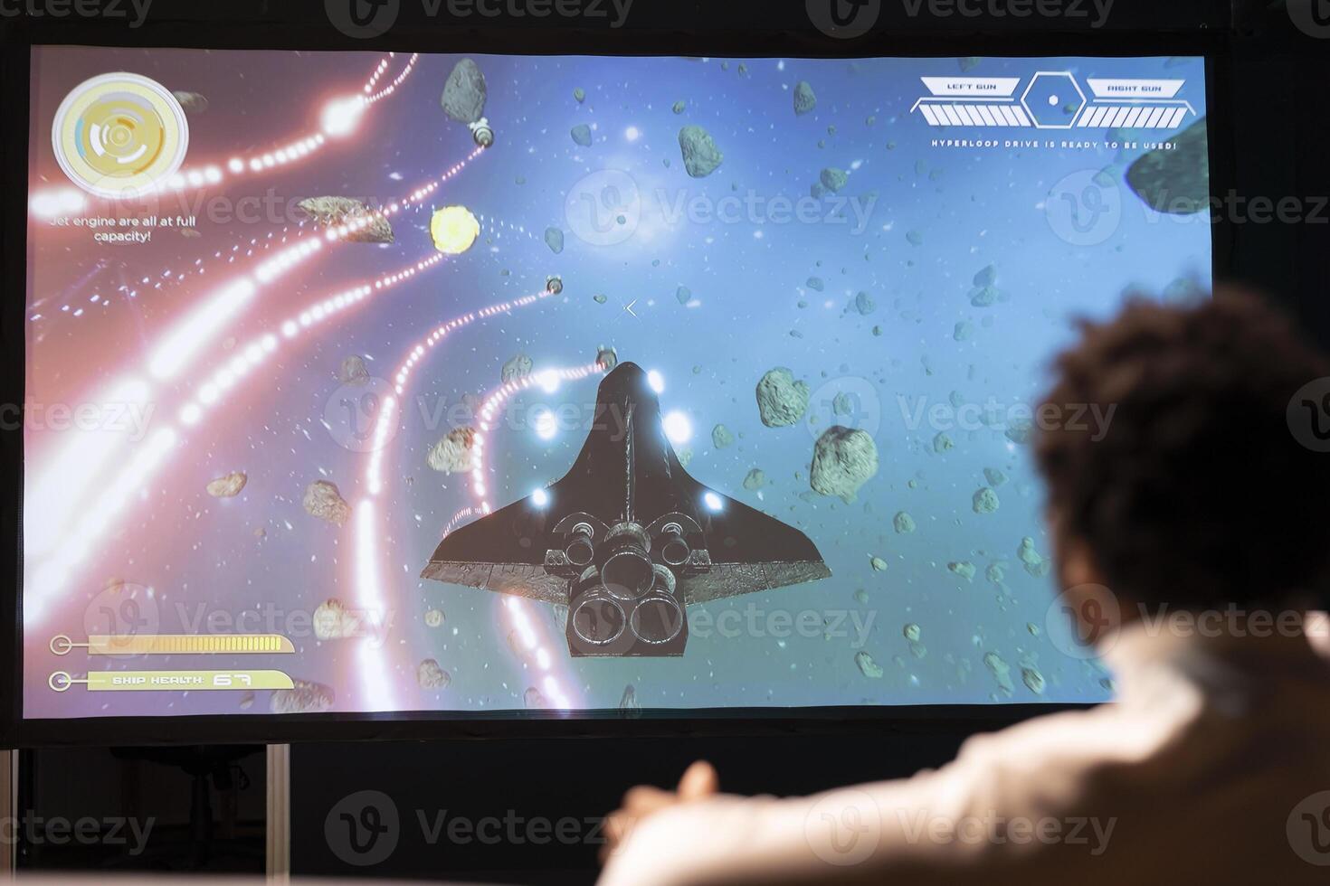 homme pièces science fiction solo Jeu avec recouvrir hud montrant santé bars et mini-carte sur ultra-large intelligent la télé filtrer. joueur profiter haute qualité graphique dans nuage jeu diffusé jeu vidéo photo