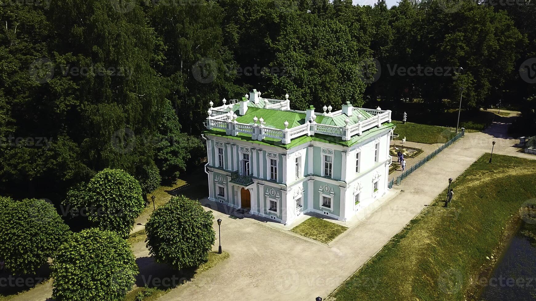 Haut vue de historique bâtiment avec jardin et étang. créatif. magnifique parc et jardin avec baroque domaine. touristes marcher dans historique parc avec ancien bâtiment photo