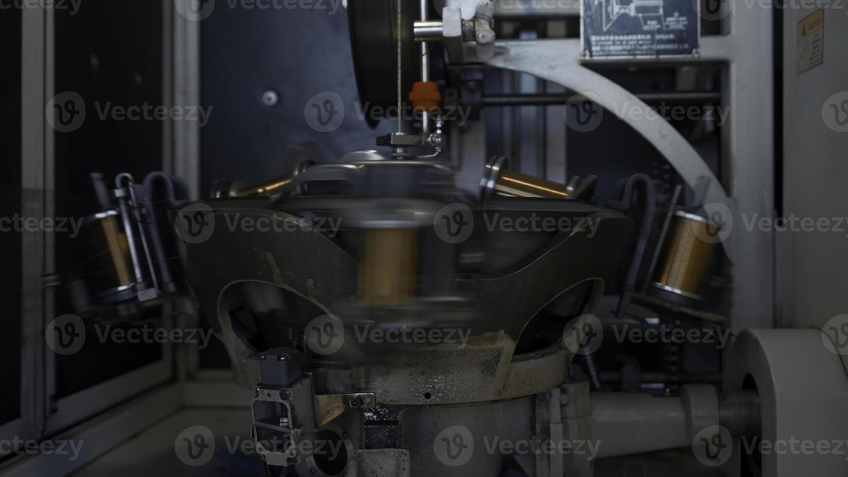 tournant machine avec cuivre câble enroulement. créatif. automatique machine pour enroulement cuivre câble sur bobines. tournant plusieurs bobines pour enroulement fils dans production photo