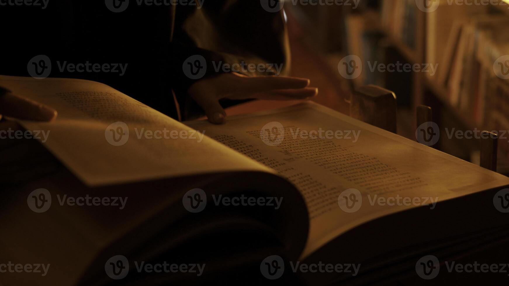 homme en train de lire grand mystérieux livre. Stock images. fermer de mystérieux homme en train de lire ancien interdit livre dans bibliothèque. secret société avec livres dans nuit bibliothèque photo