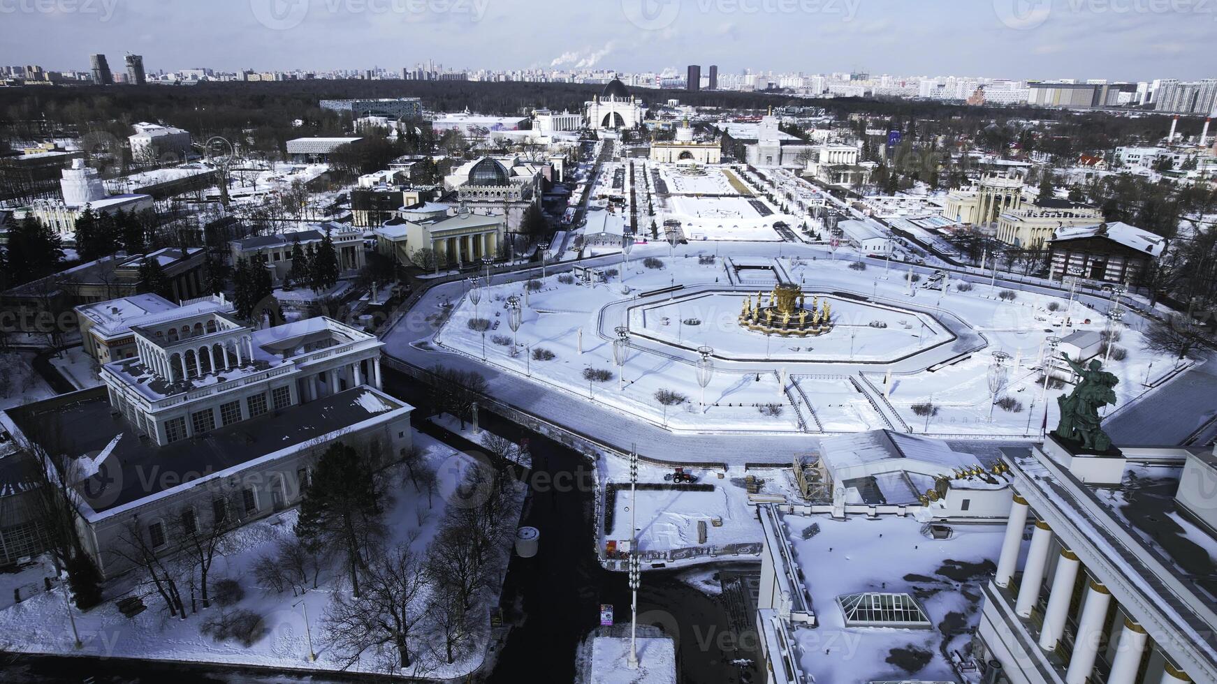 historique carré avec Fontaine dans l'hiver. créatif. Haut vue de magnifique carré avec Fontaine sur ensoleillé hiver journée. historique carré de soviétique ville avec magnifique architecture dans hiver photo