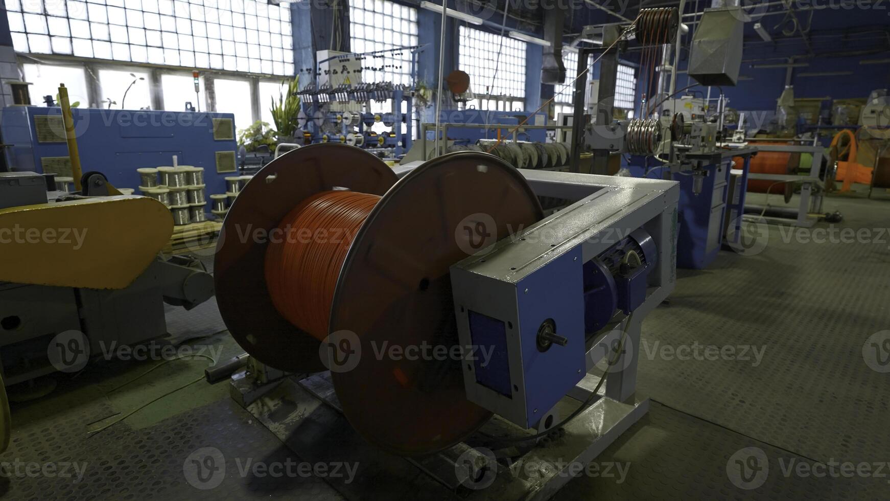 tournant bobine avec fils dans usine. créatif. enroulement câble sur à bobine sur production machine. processus de enroulement câbles à métallurgique plante photo