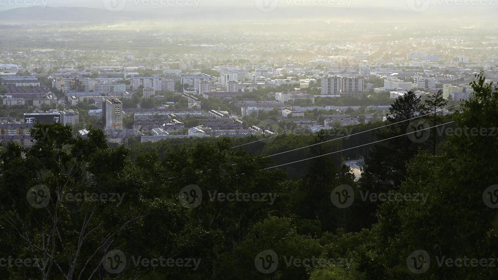 magnifique vue de câble voiture avec vue de ville dans été. agrafe. vert forêt sur pente avec en mouvement câble façons sur bord de ville. magnifique ville dans vallée avec câble voiture sur ensoleillé été journée photo